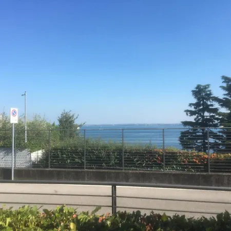 Appartamento Azzurro アパートホテル パデンゲ・スル・ガルダ